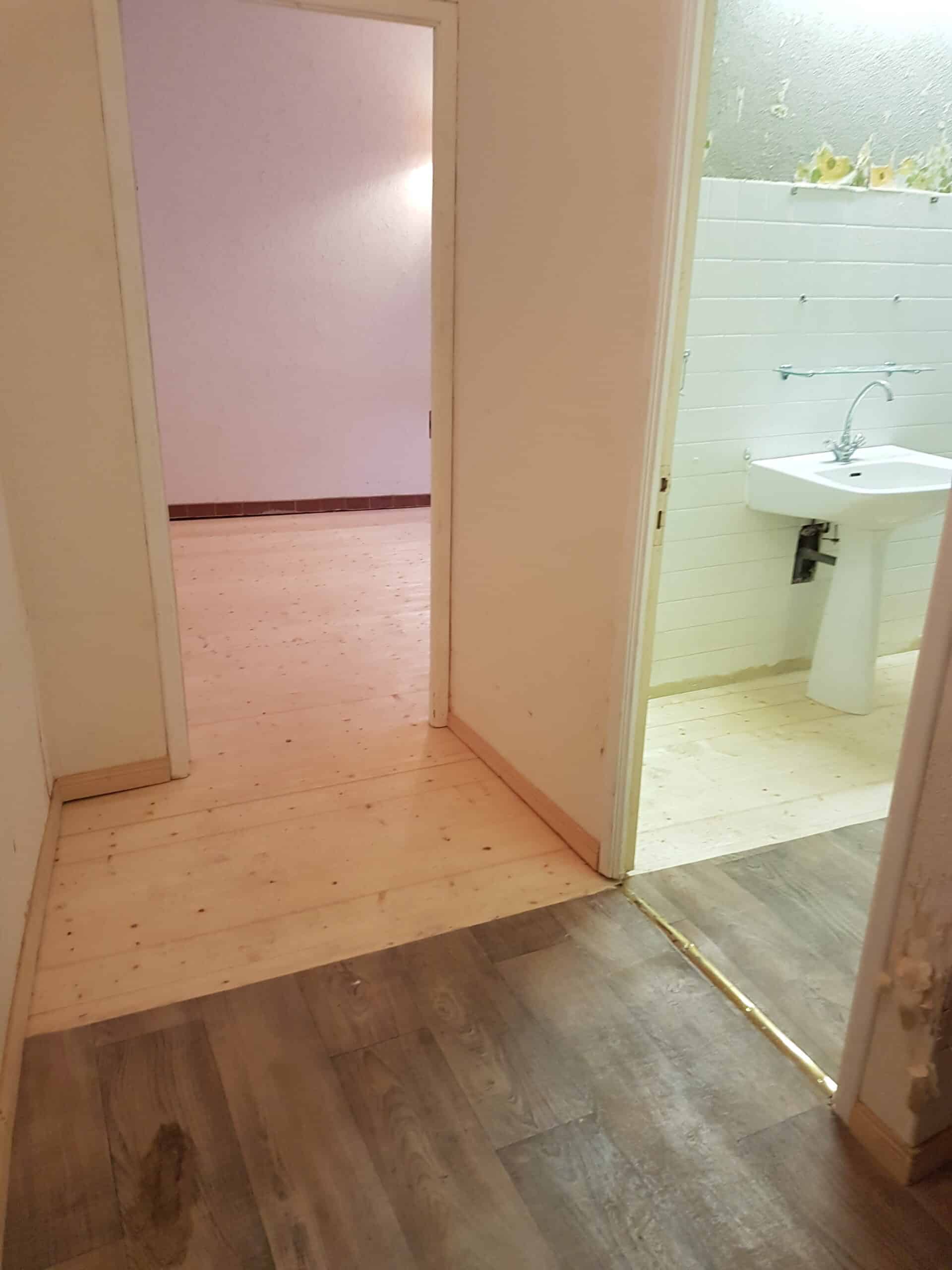 Ébéniste en action : Traçage de précision pour la menuiserie. Gros plan : ébéniste en tablier traçant des marques précises sur du bois brut à l'aide d'un crayon et d'une équerre. Maillet et copeaux sur l'établi.