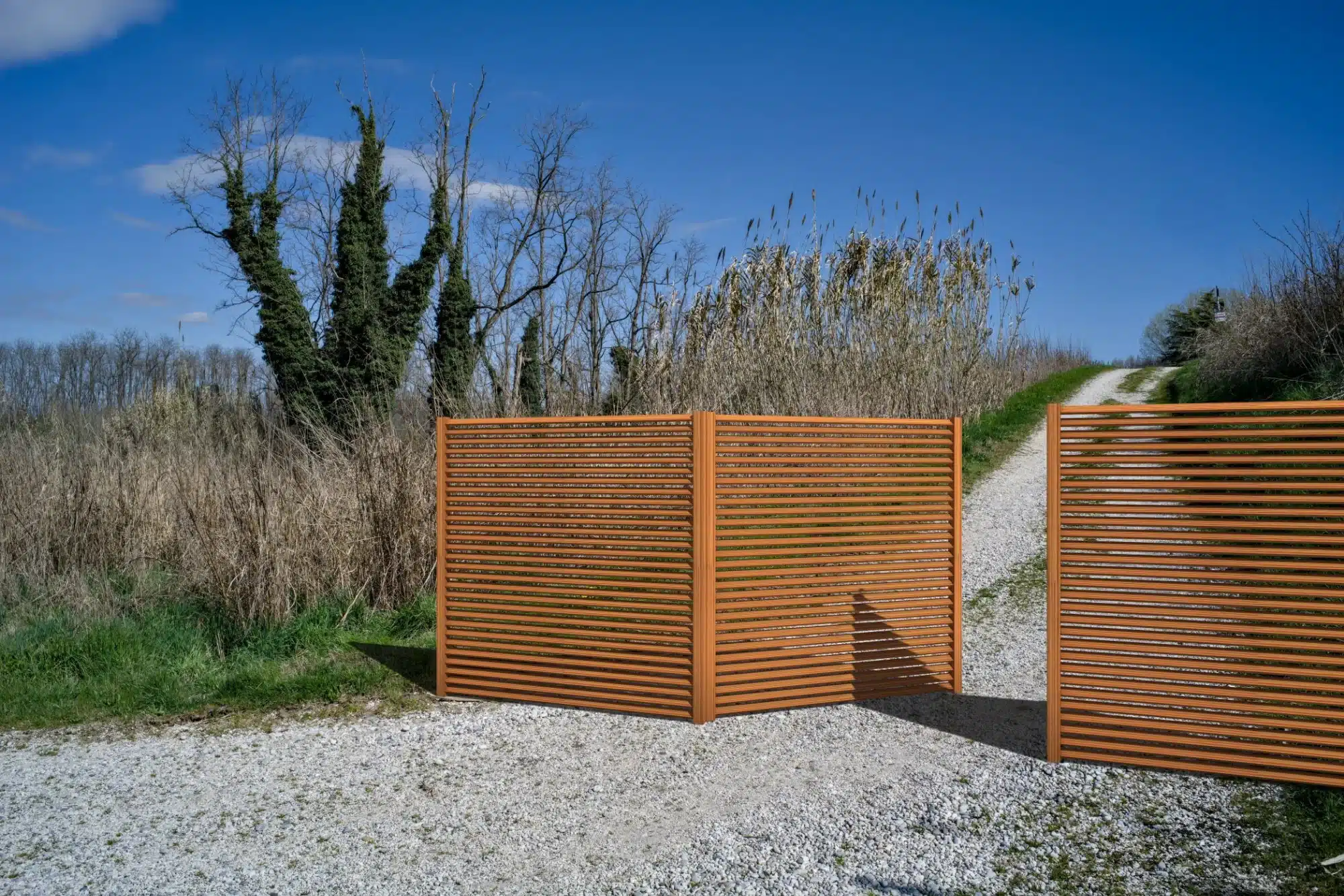 Ébéniste en action : Traçage de précision pour la menuiserie. Gros plan : ébéniste en tablier traçant des marques précises sur du bois brut à l'aide d'un crayon et d'une équerre. Maillet et copeaux sur l'établi.